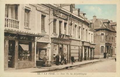 / CPA FRANCE 02 "La Fère, rue de la république "