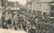 02 Aisne / CPA FRANCE 02 "La Fère, arrivée des chasseurs, place des marchés"