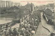 02 Aisne / CPA FRANCE 02 "La Fère, souvenir de l'arrivée du 19 ème régiment de chasseurs à cheval, le faubourg Saint Firmin"