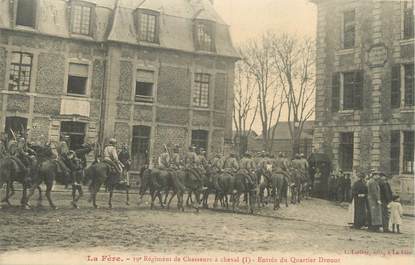 / CPA FRANCE 02 "La Fère, 19 ème régiment de chasseurs à cheval, entrée du quartier Drouot"