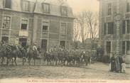 02 Aisne / CPA FRANCE 02 "La Fère, 19 ème régiment de chasseurs à cheval, entrée du quartier Drouot"