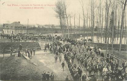 / CPA FRANCE 02 "La Fère, souvenir de l'arrivée du 19 ème régiment de chasseurs à cheval"