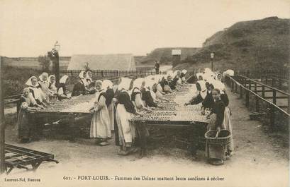 / CPA FRANCE 56 "Port Louis, femmes des usines mettant leurs sardines à sécher"