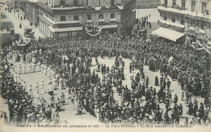 / CPA FRANCE 44 "Nantes, rétablissement des processions en 1921, place Saint Pierre, le Dais rentrant à la Cathédrale"