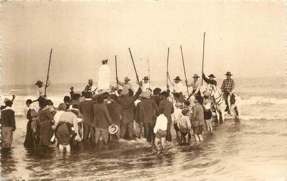 CPA FRANCE 13 "saintes maries de la mer, 24 mai, procession à la mer, patronne des bohémiens" / GITAN