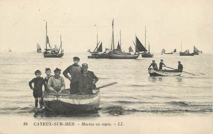 / CPA FRANCE 80 "Cayeux sur Mer, marins au repos"