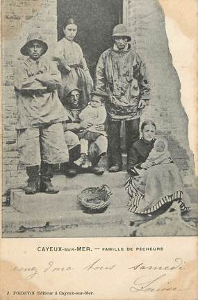 / CPA FRANCE 80 "Cayeux sur Mer, famille de pêcheurs"