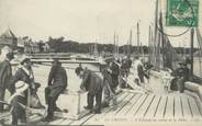 80 Somme / CPA FRANCE 80 "Le Crotoy, l'Estacade au retour de la pêche"