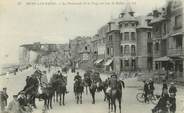 80 Somme / CPA FRANCE 80 "Mers Les Bains, la promenade de la plage un jour de Rallye" / ANE