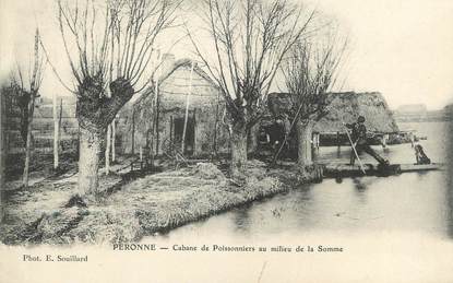 / CPA FRANCE 80 "Péronne, cabane de poissonniers au milieu de la Somme"