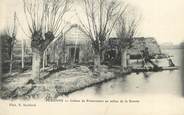 80 Somme / CPA FRANCE 80 "Péronne, cabane de poissonniers au milieu de la Somme"