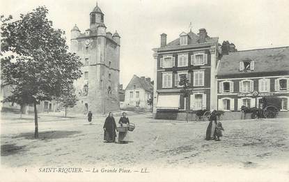 / CPA FRANCE 80 "Saint Riquier, la grande place"