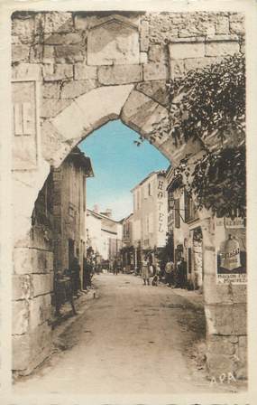 / CPA FRANCE 82 "Montpezat de Quercy, entrée des fossés"