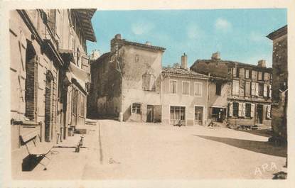 / CPA FRANCE 82 "Monclar de Quercy, place du marché de la volaille"