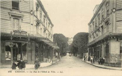 CPA FRANCE 37 "Chinon, la rue de l'Hotel de ville"