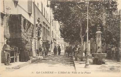 / CPA FRANCE 83 "La Cadière d'Azur, l'hôtel de ville et la place"