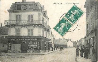 CPA FRANCE 28 "Janville, la place du Martroi"