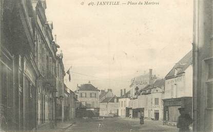 CPA FRANCE 28 " Janville, la place du Martroi"