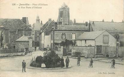 CPA FRANCE 28 " Janville,  la place d'Orléans"