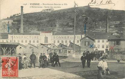 CPA FRANCE 38 "Vienne, Manufacture Bonnier et Fils à Béchevienne, sortie des ouvriers"