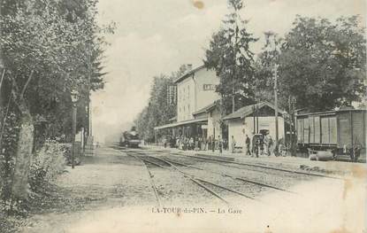 CPA FRANCE 38  "La Tour du Pin, la Gare" / TRAIN