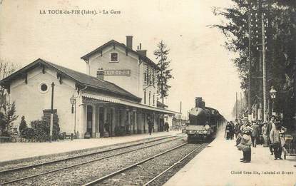 CPA FRANCE 38  "La Tour du Pin, la gare"  / TRAIN