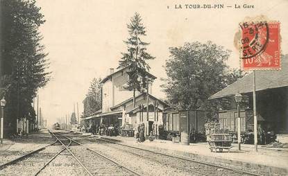CPA FRANCE  38  "La Tour du Pin, la gare"  / TRAIN