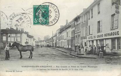 CPA FRANCE 55 "Varennes en Argonne, rue Grande et Hotel du Grand Monarque"