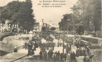 CPA FRANCE 29 "Brest, la rue de Paris, la place de la Liberté"