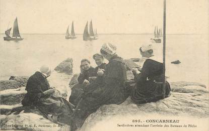 CPA FRANCE 29 "Concarneau, les sardinières attendant l'arrivée des bateaux de pêche"