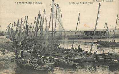 CPA FRANCE 29 "Douarnenez, le séchage des filets bleus"