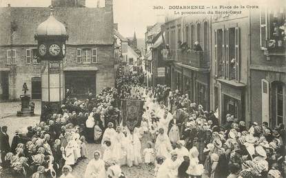 CPA FRANCE 29 "Douarnenez, la place de la Croix, Procession du Sacré Coeur"