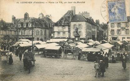 CPA FRANCE 29 "Lesneven, Place Le Flô, un jour de Marché"