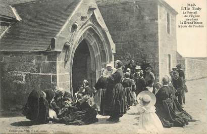 CPA FRANCE 29 "L'Ile Tudy, le portail de l'Eglise pendant la grand'messe"