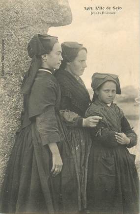 CPA FRANCE 29 "L'Ile de Sein, jeunes Illiennes"