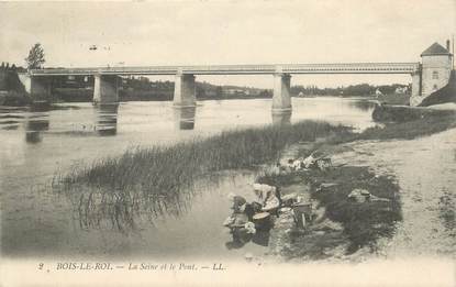 CPA FRANCE 77  "Bois le Roi, la Seine et le Pont, les laveuse"