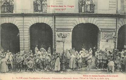 CPA FRANCE 88 "Saint Dié, avant l'occupation allemande, prisonniers allemands devant l'Hotel de ville le 15/08/1914"