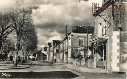 CPSM FRANCE 37 "Veigne, la place du Gal Leclerc"