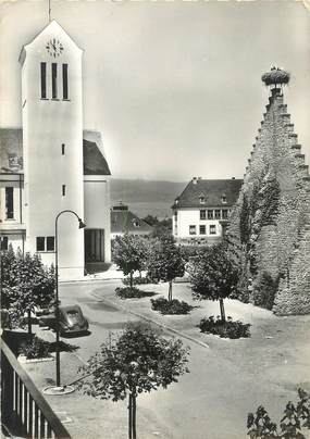 / CPSM FRANCE 68 "Ostheim, le mur des cigognes et l'église catholique"