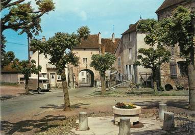 / CPSM FRANCE 70 "Pesmes, place des Minimes et porte Saint Hilaire"