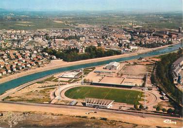 / CPSM FRANCE 71 "Gueugnon, vue panoramique aérienne" / STADE