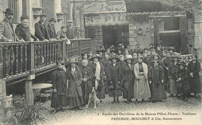 CPA FRANCE 31 "Toulouse, sortie des ouvrières de la Maison Pillot"