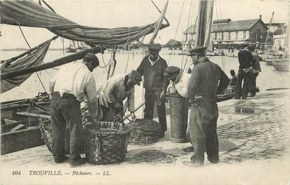 CPA FRANCE 14 "Trouville, pêcheurs"