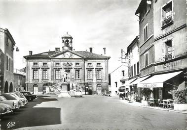 / CPSM FRANCE 71 "Tournus, place de l'hôtel de ville"
