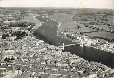 / CPSM FRANCE 71 "Tournus, vue aérienne, la Saône et le nouveau pont suspendu"