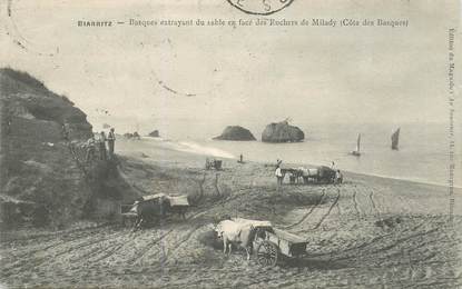 CPA FRANCE 64 "Biarritz, basques extrayant du sable en face des rochers de Milady"