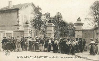 CPA FRANCE 69 "Lyon la Mouche, sortie des ouvriers de l'Arsenal"