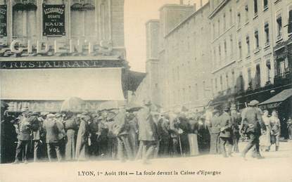 CPA FRANCE 69 "Lyon, la foule devant la banque Caisse d'Epargne, 1914"