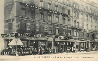 CPA FRANCE 69 "Lyon, Rue Moncey, magasin de confections, vêtements"