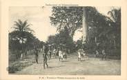 Afrique CPA AFRIQUE DAHOMEY "Femmes et fillettes transportant du sable"